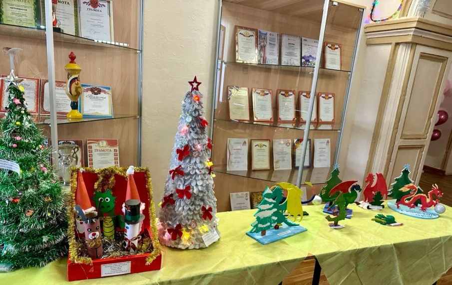 «Волшебная сказка» - выставка новогодних поделок.
